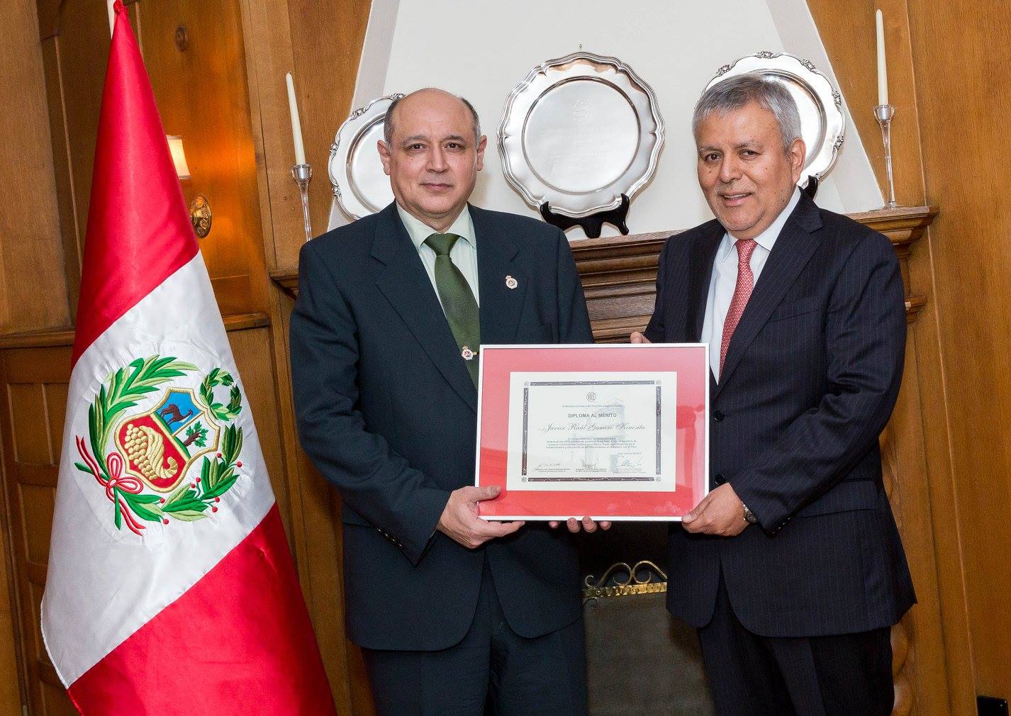 Embajador Del Perú Entrega Reconocimiento Del Ministerio De Relaciones